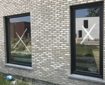 Realisatie PVC ramen en deuren in RAL7016 te Koersel
