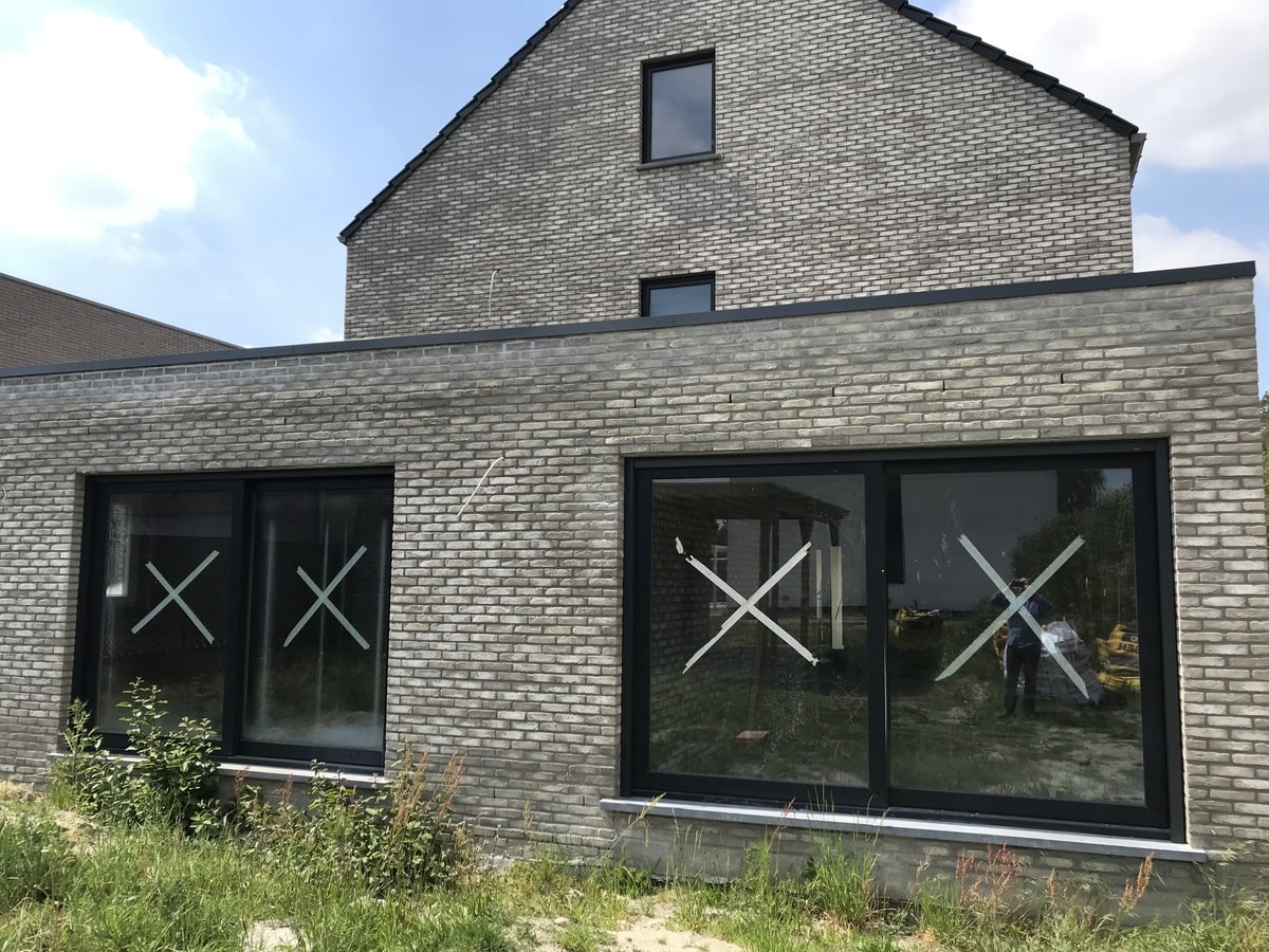 Realisatie PVC ramen en deuren in RAL7016 te Koersel