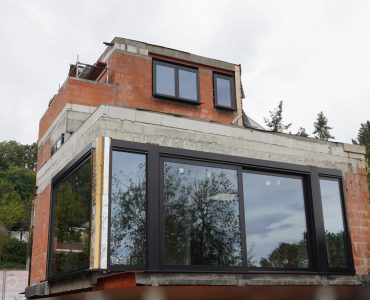 Hier heeft Zenit Ramen En Deuren een project aluminium ramen en deuren gerealiseerd in RAL9005 voor een renovatiewoning te Pimberg – Bierbeek.