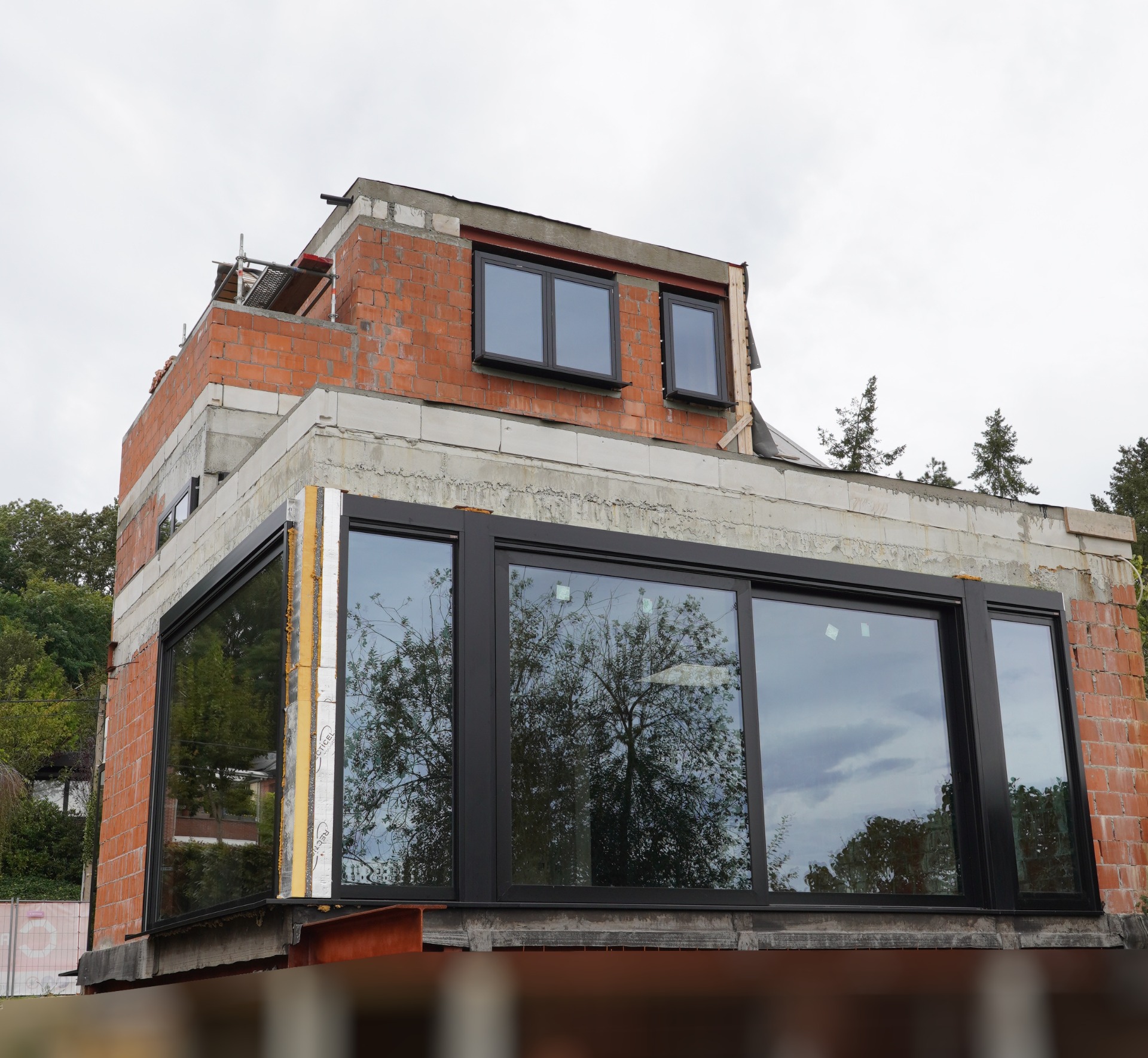 Hier heeft Zenit Ramen En Deuren een project aluminium ramen en deuren gerealiseerd in RAL9005 voor een renovatiewoning te Pimberg – Bierbeek.