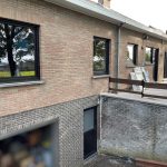 Realisatie-pvc-ramen-en-deuren-in-zwartbruin-uitvoering-te-Glabbeek