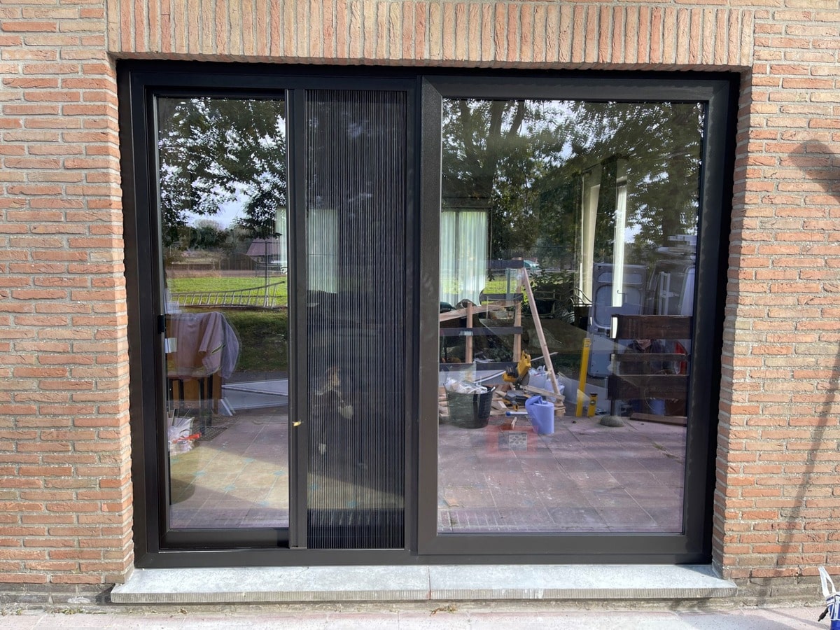 Realisatie 7x pvc ramen en deuren in zwart/bruin uitvoering te Glabbeek